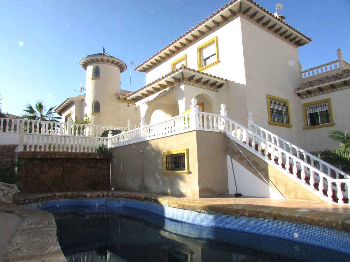 Zu verkaufen von chalet in
 Orihuela Costa