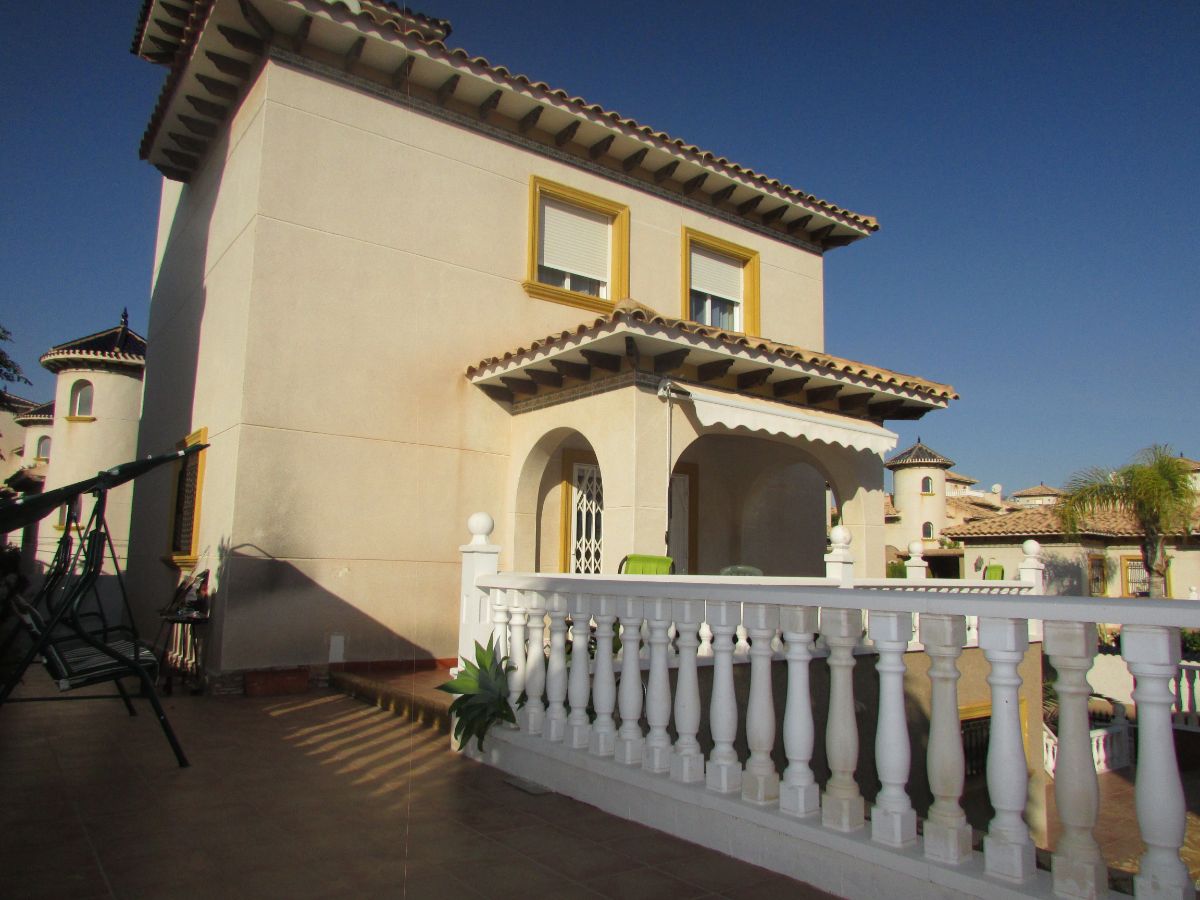 Zu verkaufen von chalet in
 Orihuela Costa