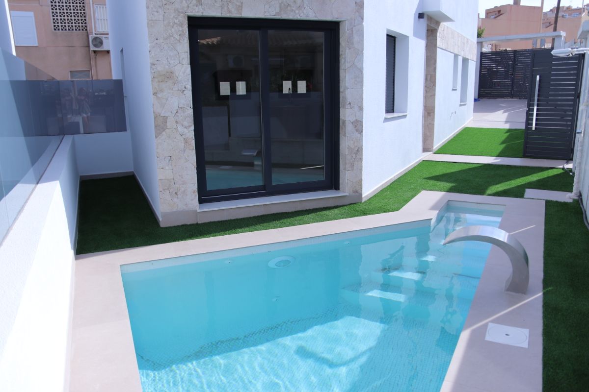 For sale of chalet in Torrevieja