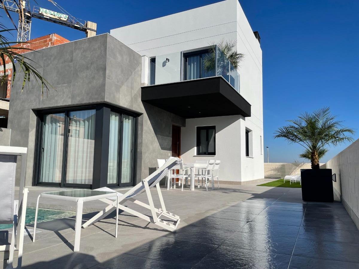 For sale of chalet in Torrevieja