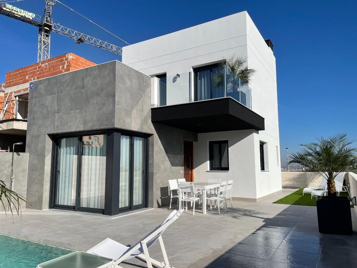 For sale of chalet in Torrevieja