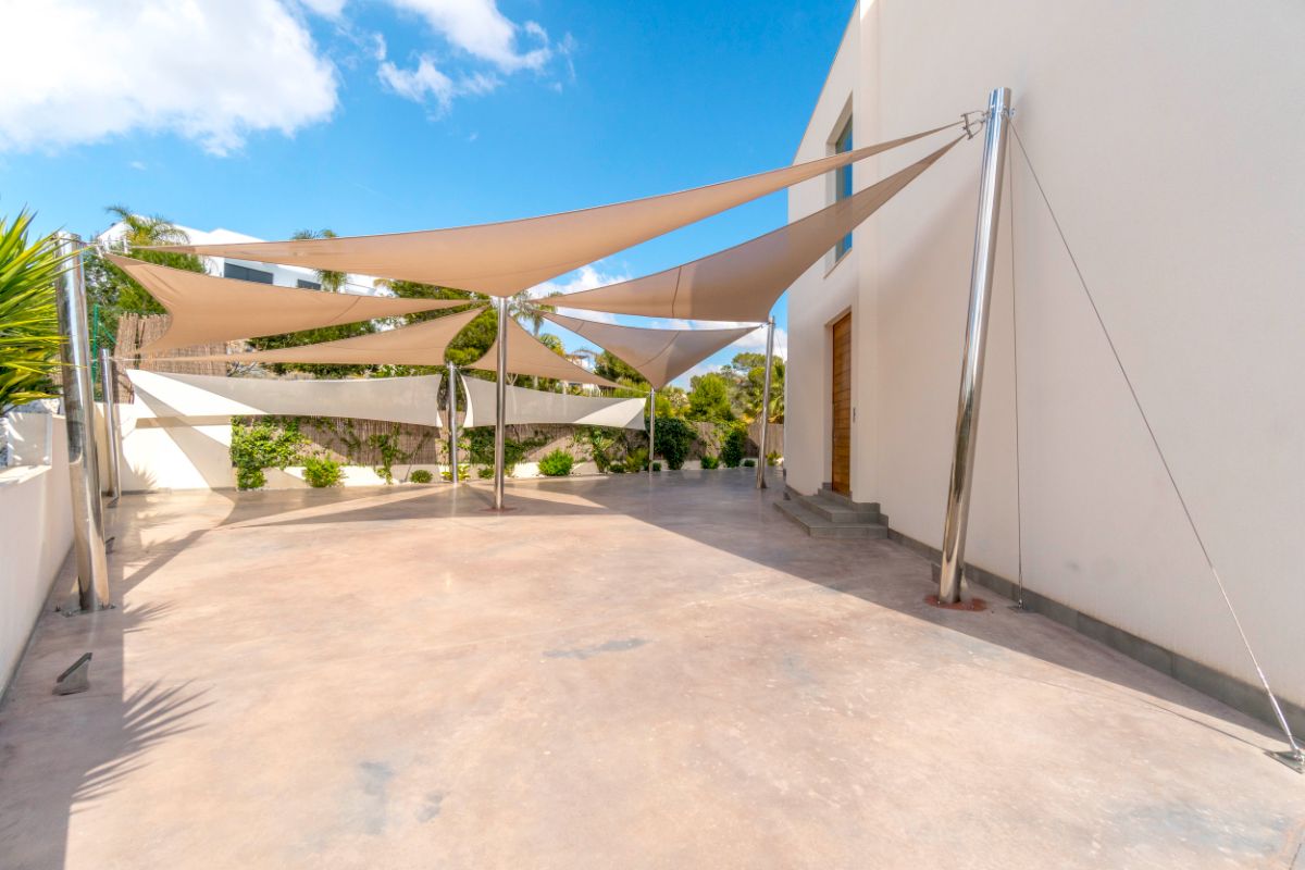 For sale of villa in Orihuela Costa