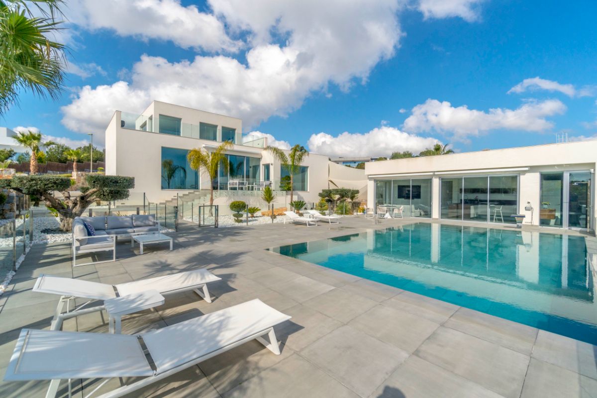 For sale of villa in Orihuela Costa