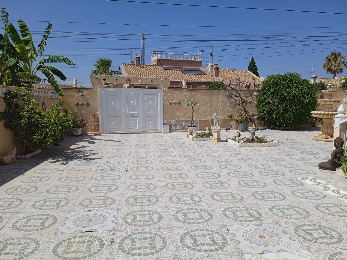 For sale of chalet in Torrevieja