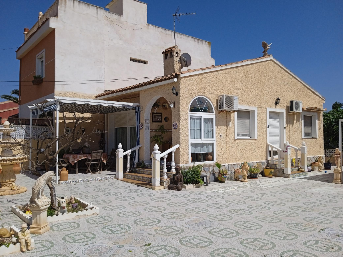 For sale of chalet in Torrevieja