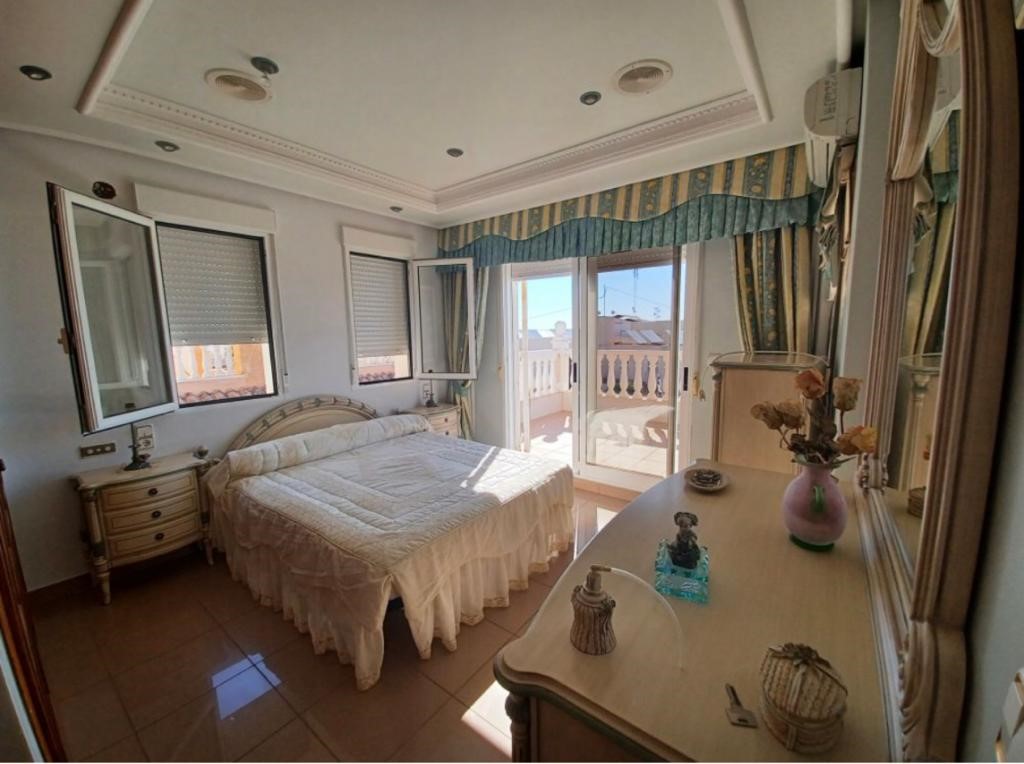 For sale of chalet in Torrevieja