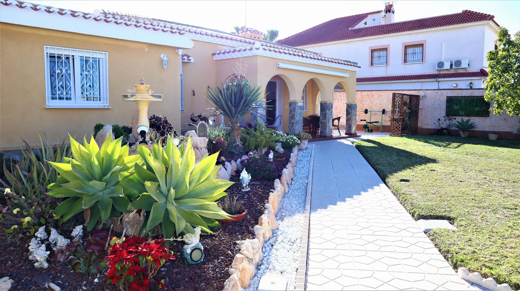 For sale of chalet in Torrevieja