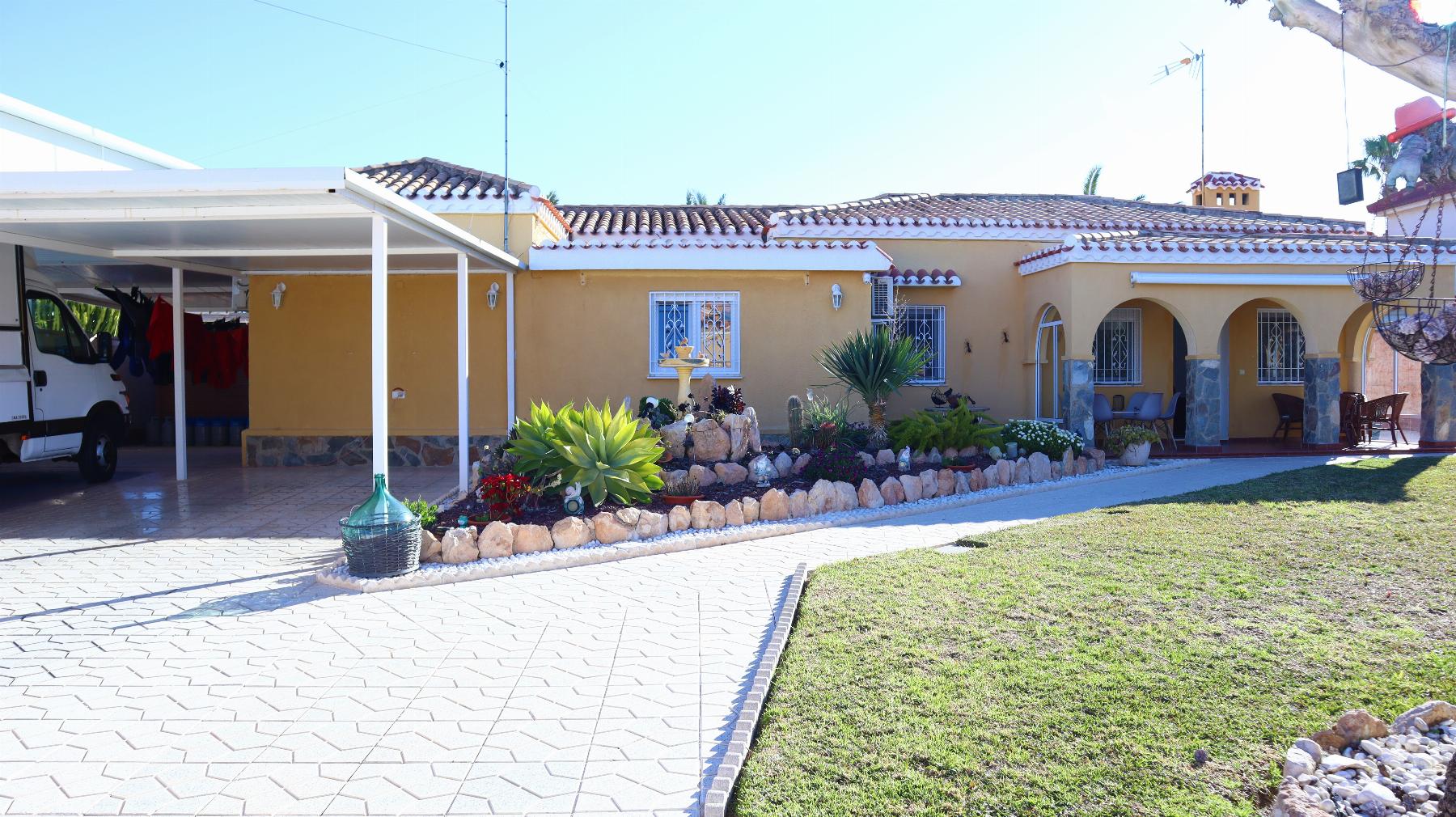 For sale of chalet in Torrevieja