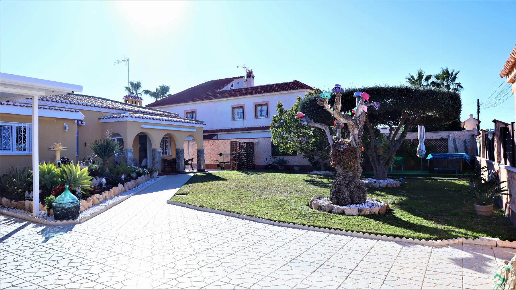 For sale of chalet in Torrevieja