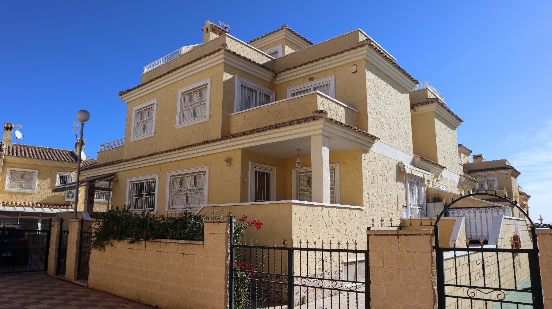 For sale of chalet in Torrevieja