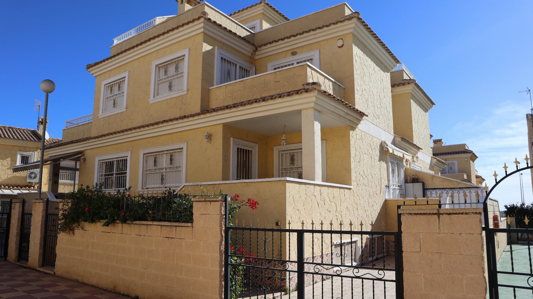 For sale of chalet in Torrevieja