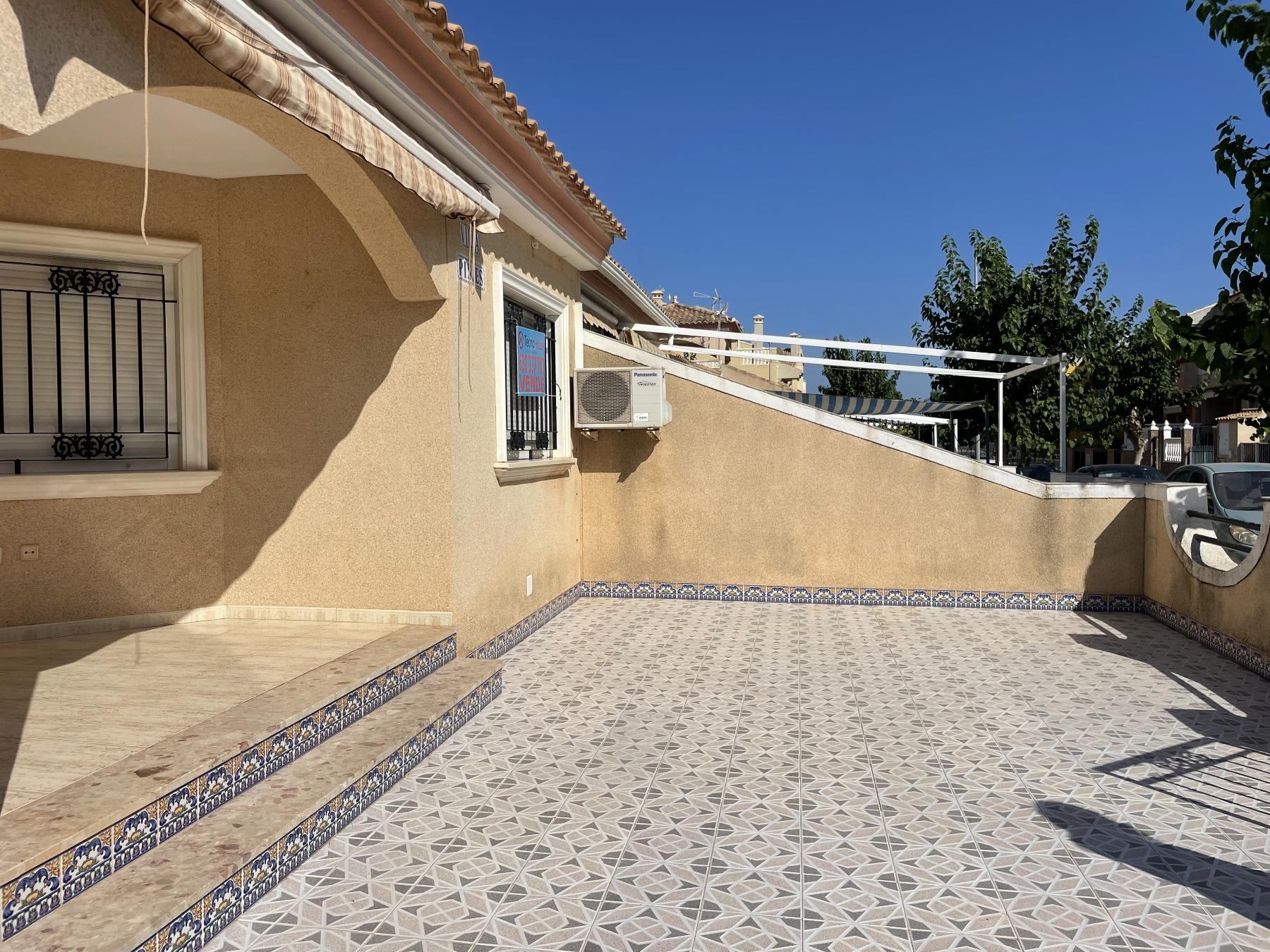 For sale of chalet in Los Alcázares