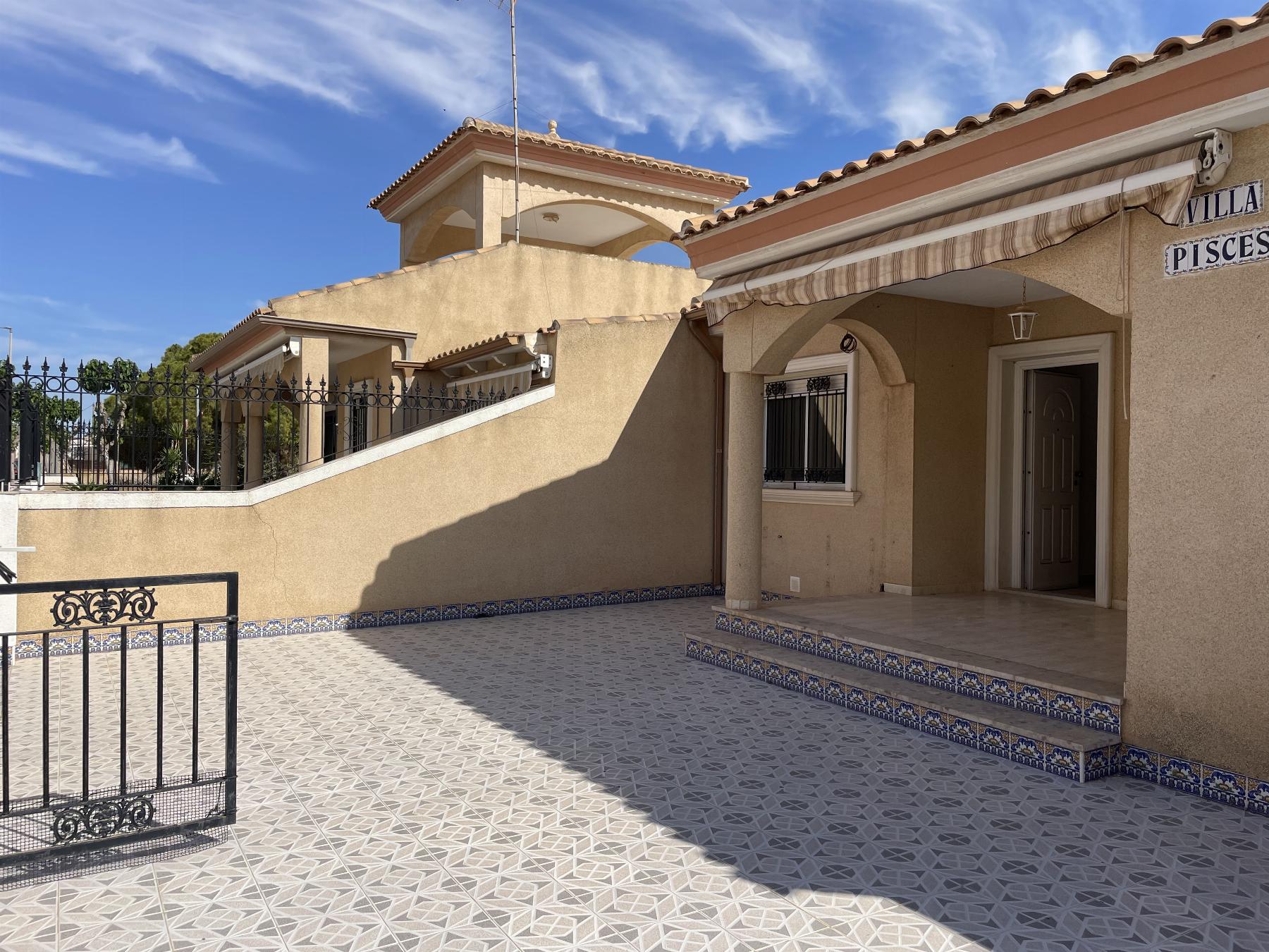 For sale of chalet in Los Alcázares