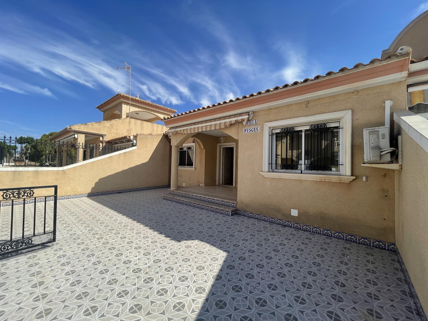 For sale of chalet in Los Alcázares