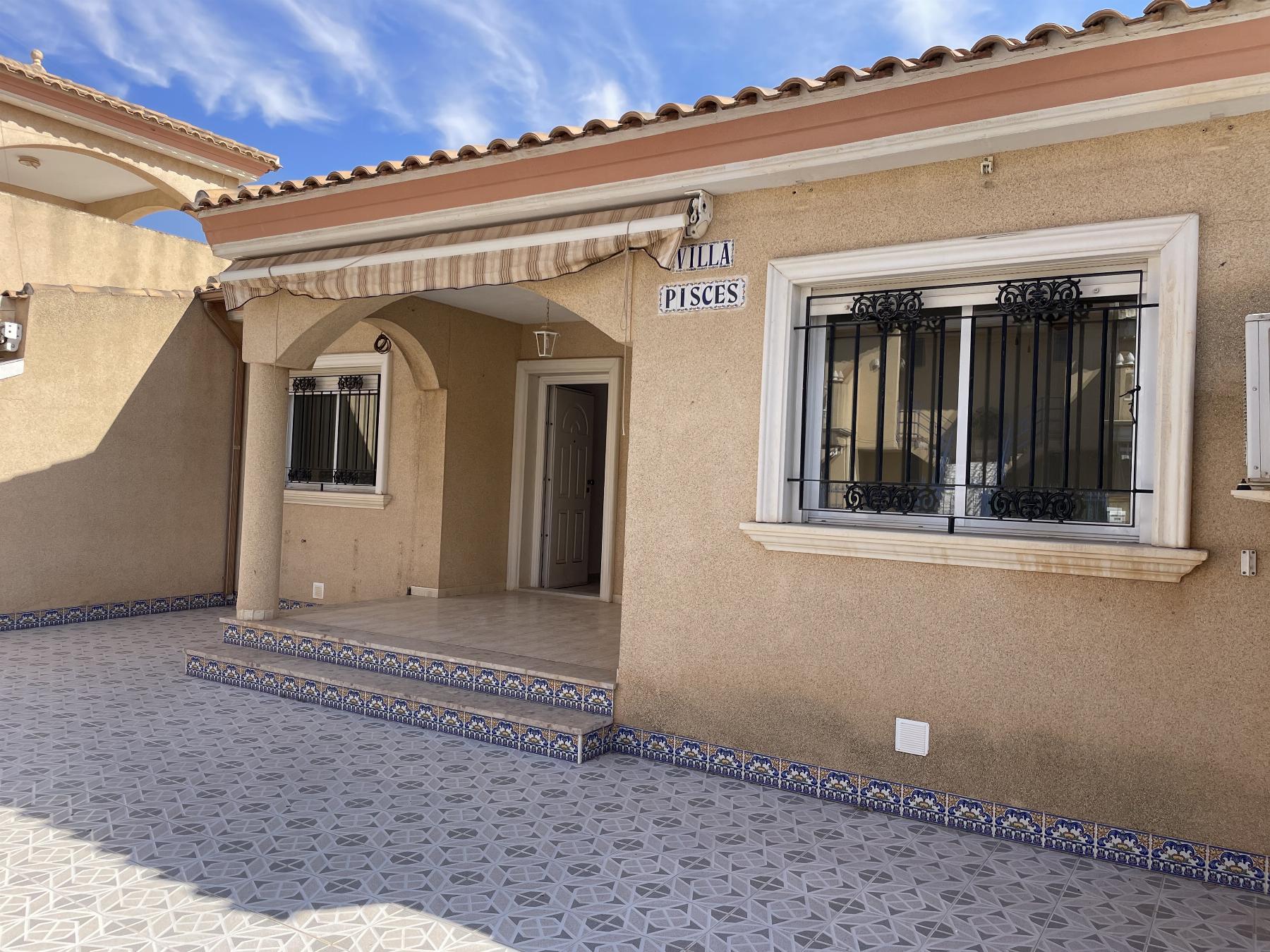 For sale of chalet in Los Alcázares