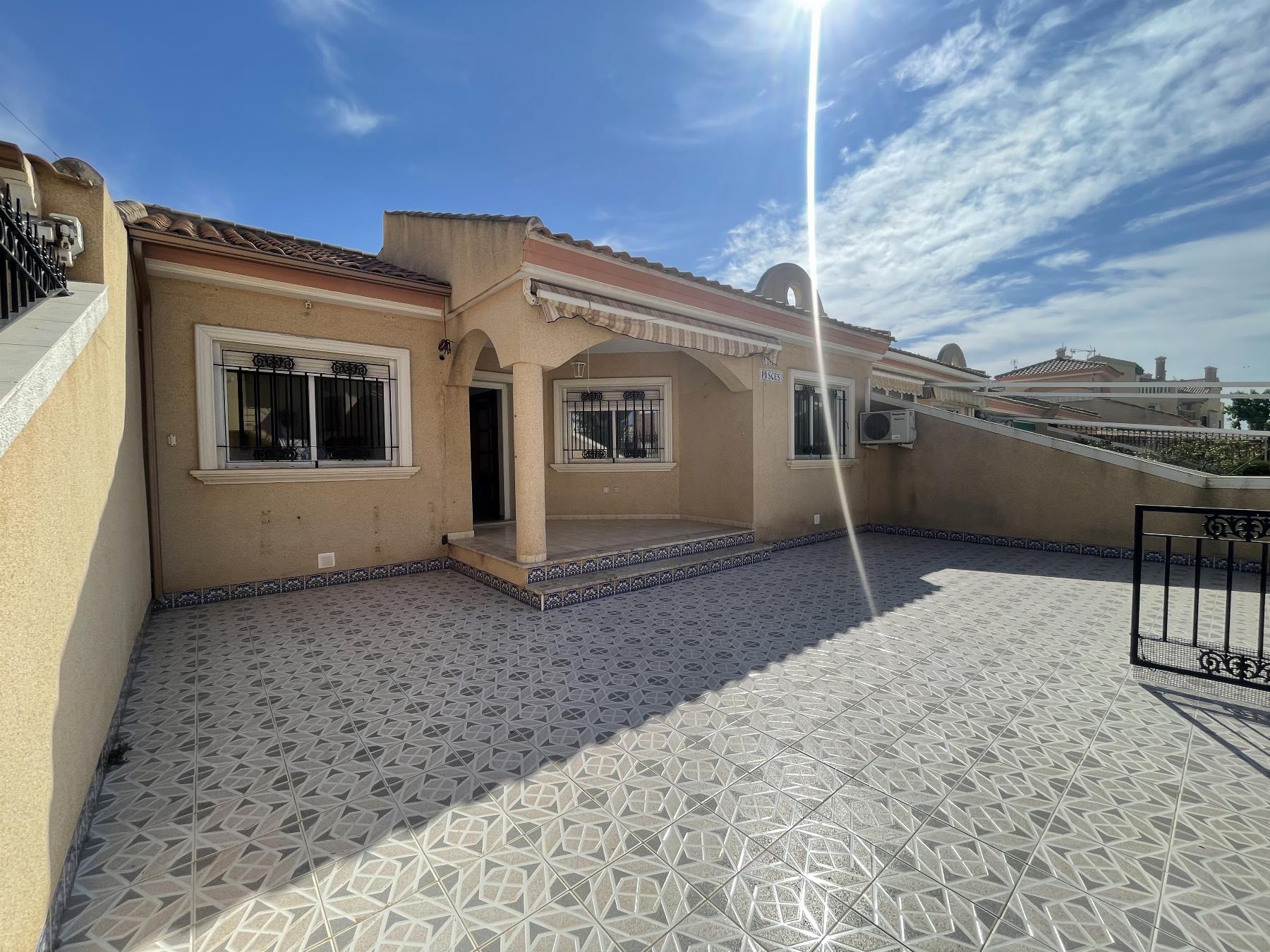 For sale of chalet in Los Alcázares