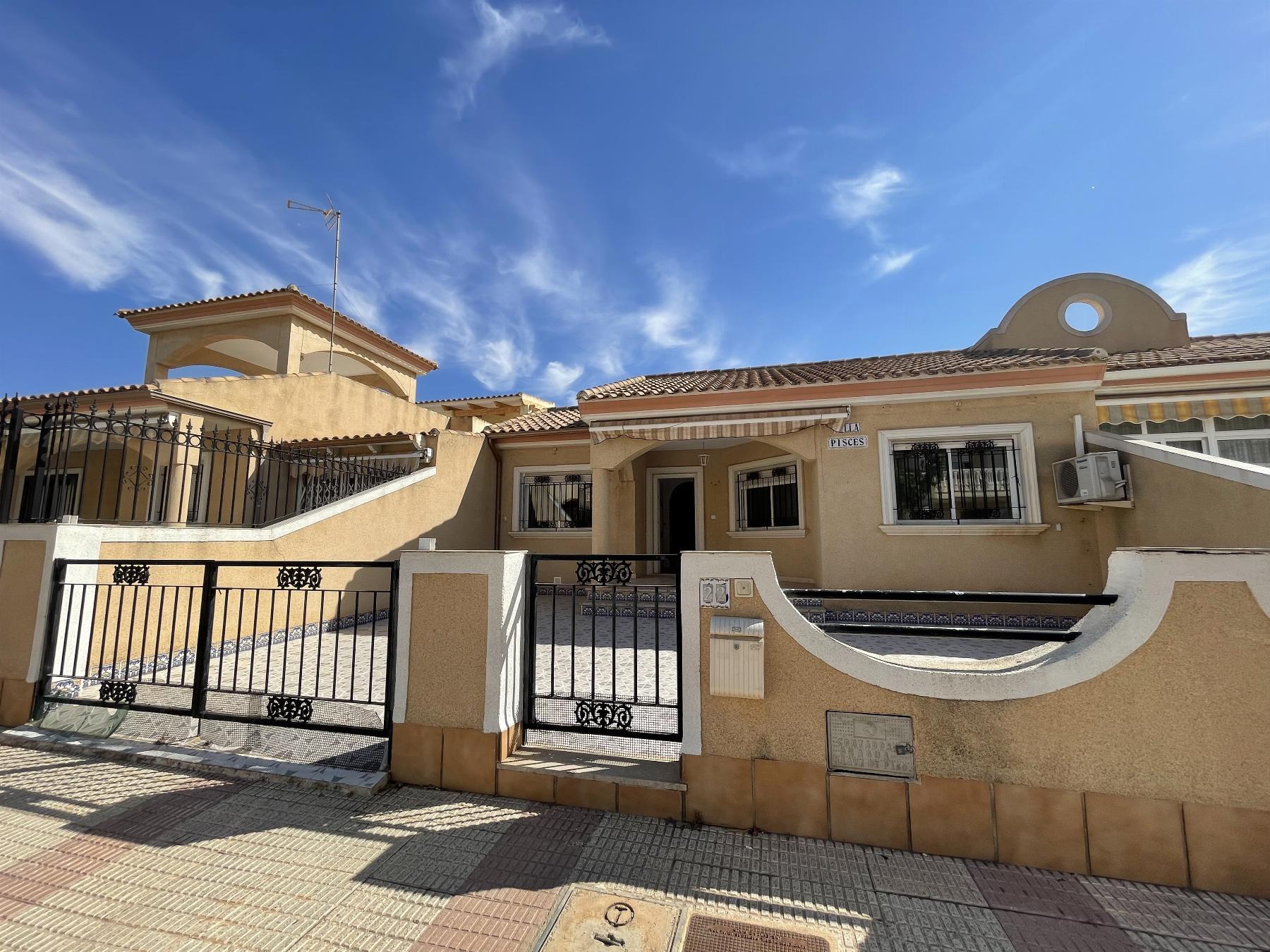 For sale of chalet in Los Alcázares