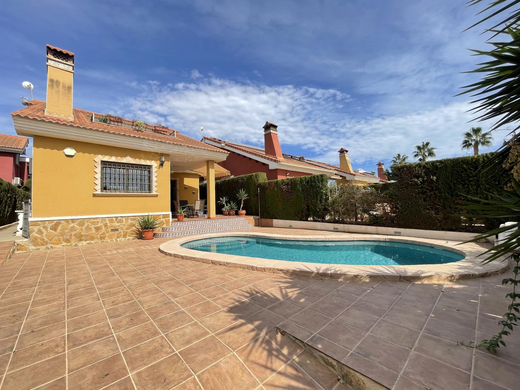 For sale of chalet in Guardamar del Segura