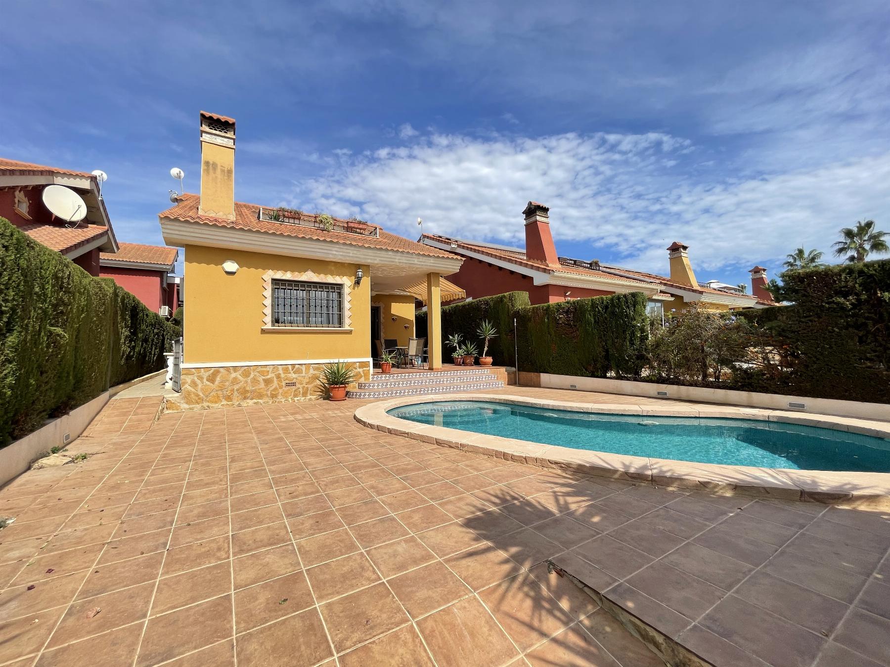 For sale of chalet in Guardamar del Segura