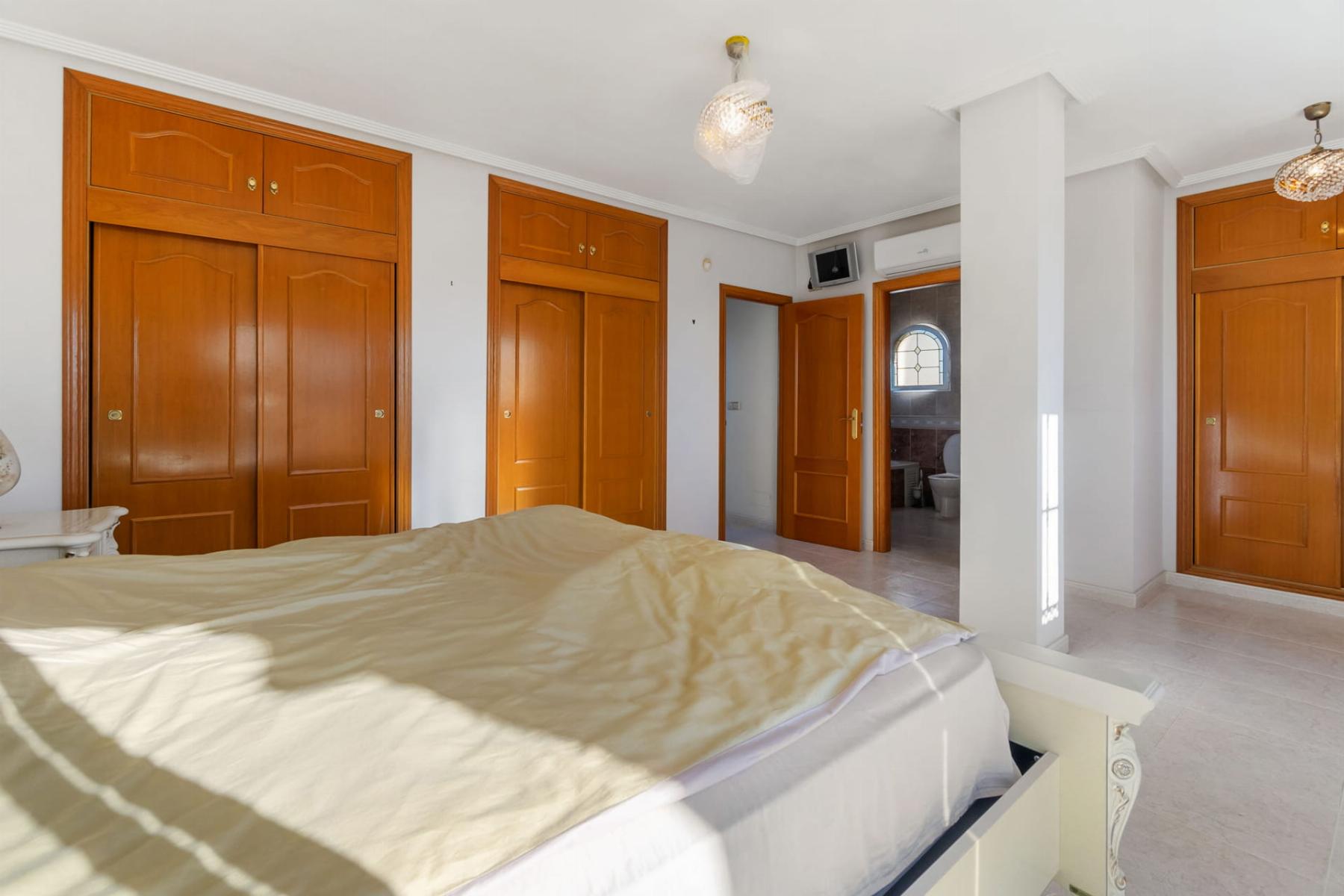 Köp av chalet i Orihuela Costa