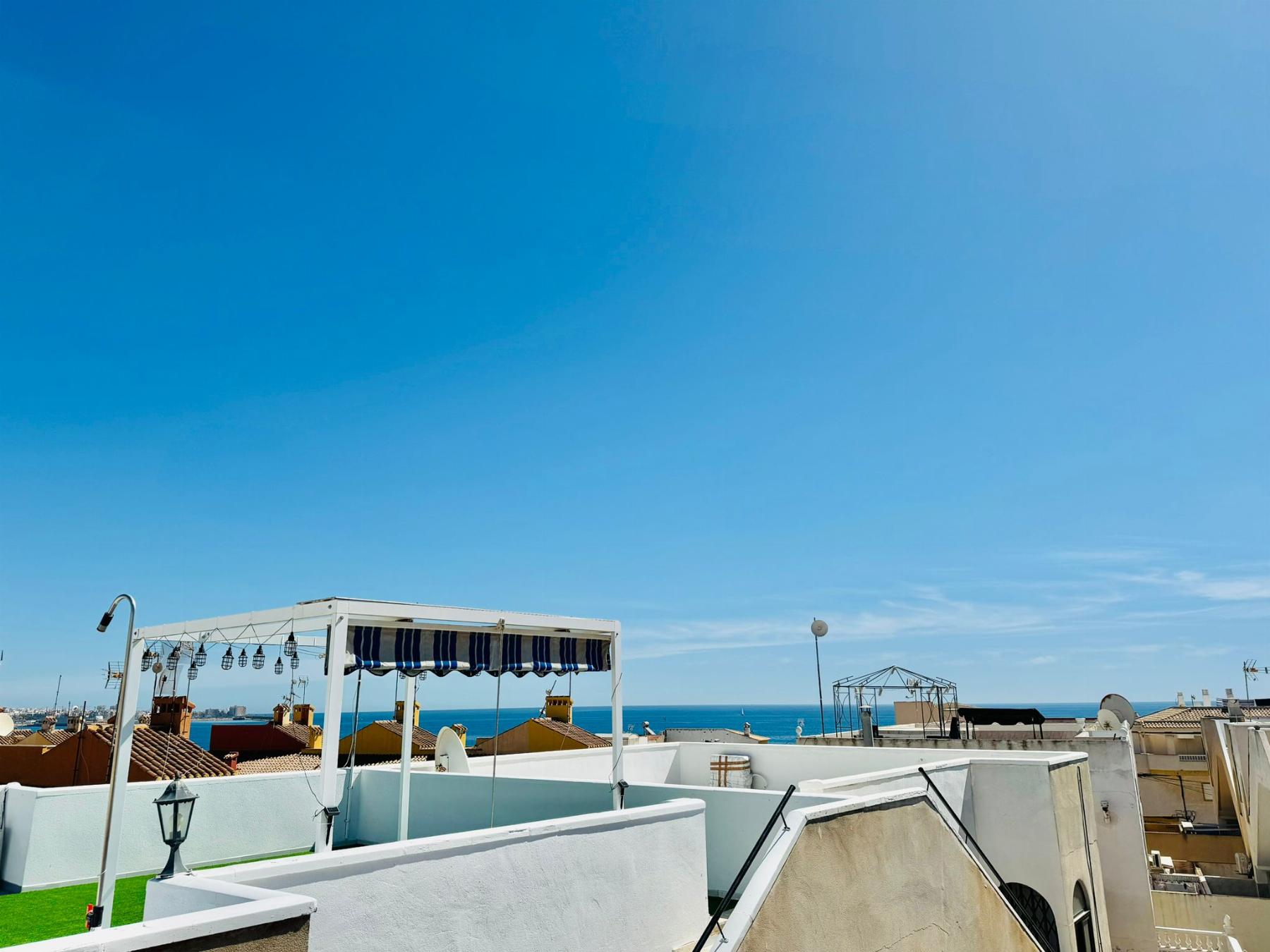 Myynti
 from
 kattohuoneisto
 sisään

 Torrevieja