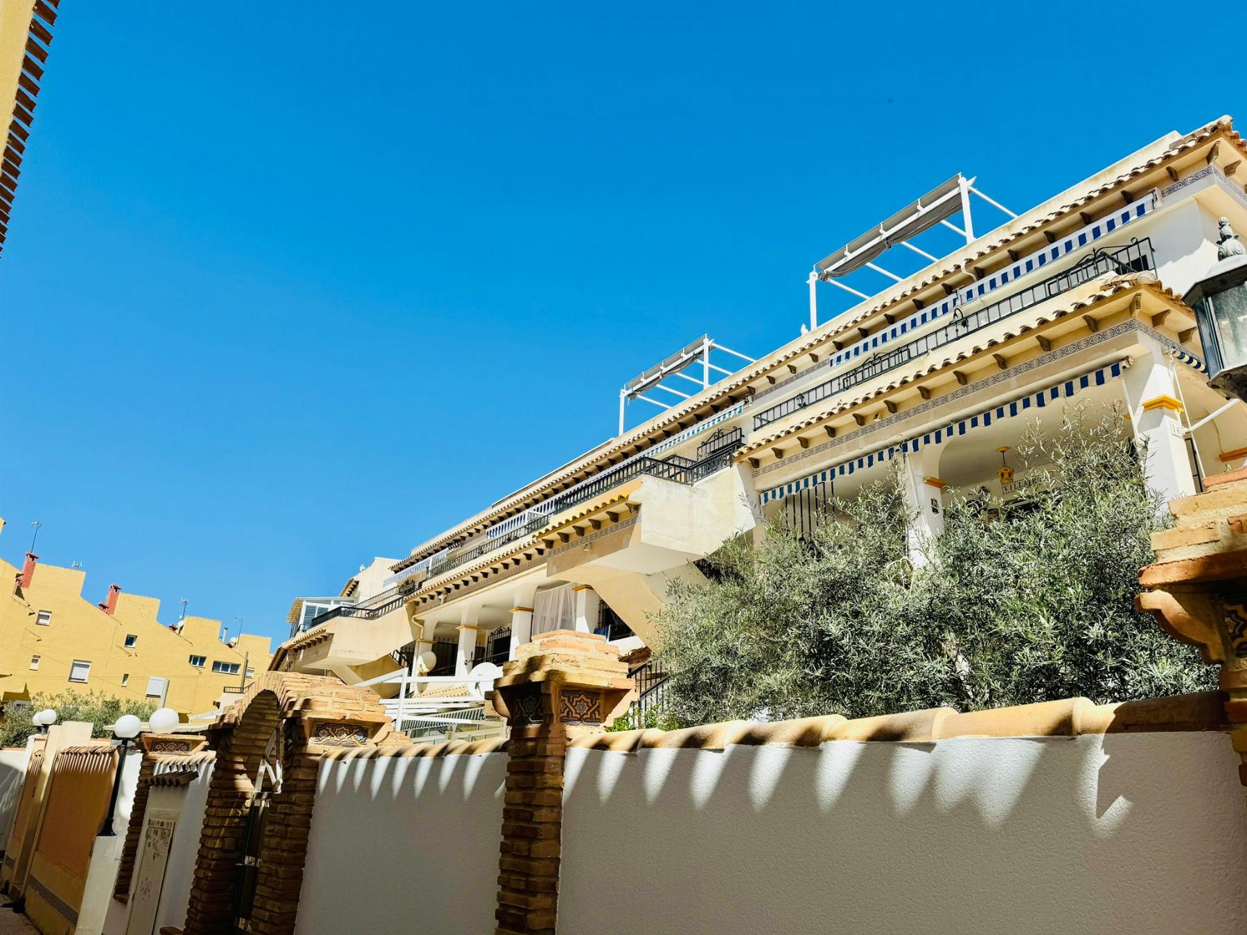 Myynti
 from
 kattohuoneisto
 sisään

 Torrevieja