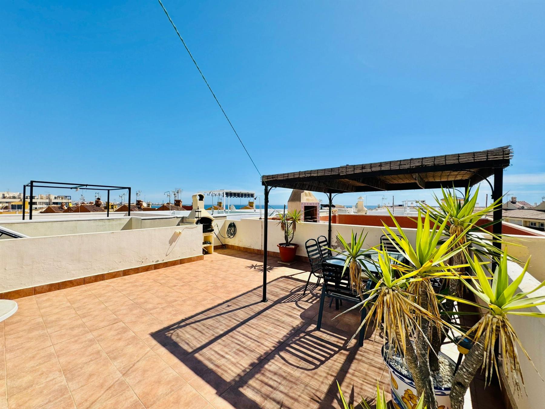 Myynti
 from
 kattohuoneisto
 sisään

 Torrevieja