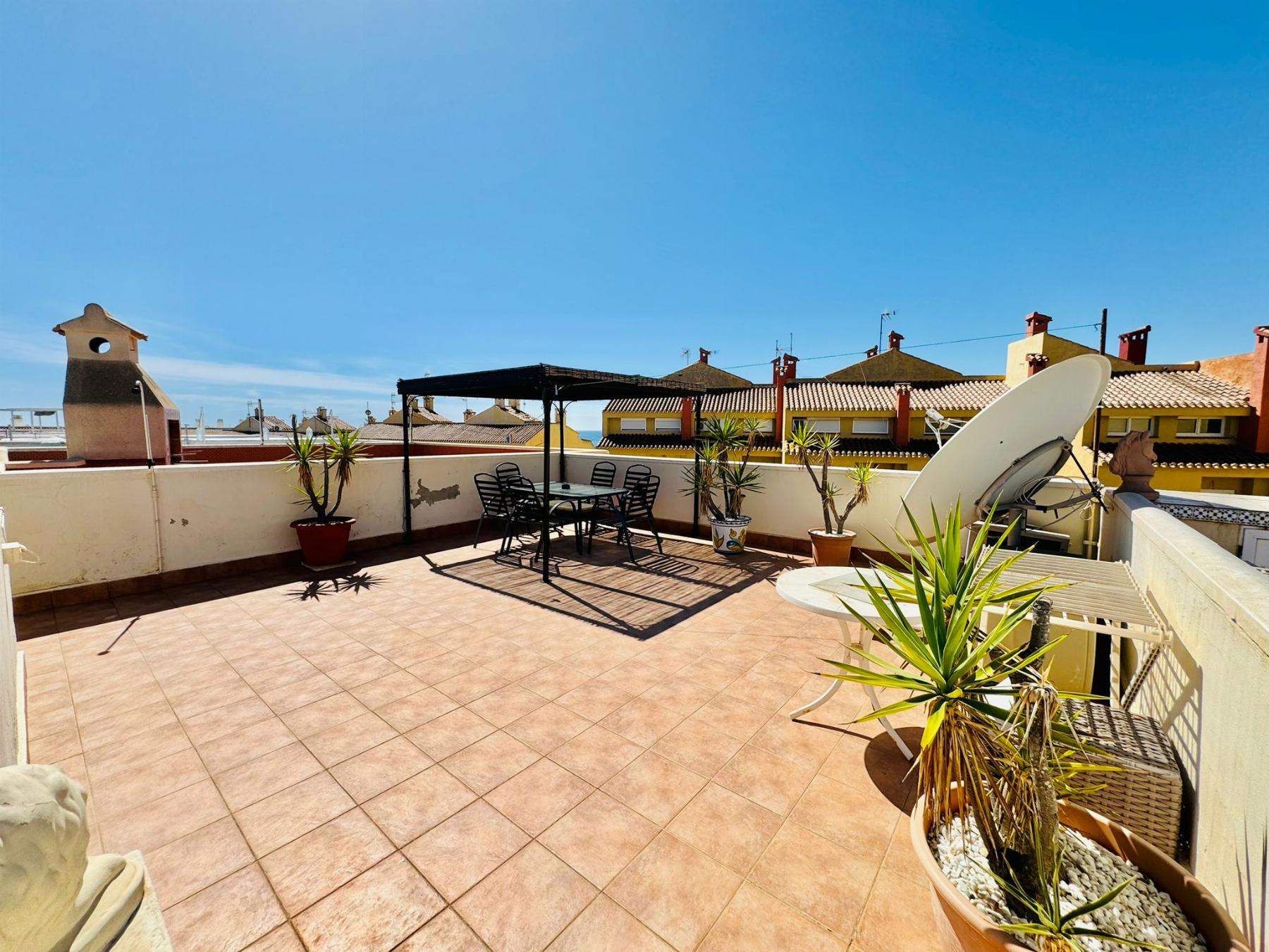 Myynti
 from
 kattohuoneisto
 sisään

 Torrevieja