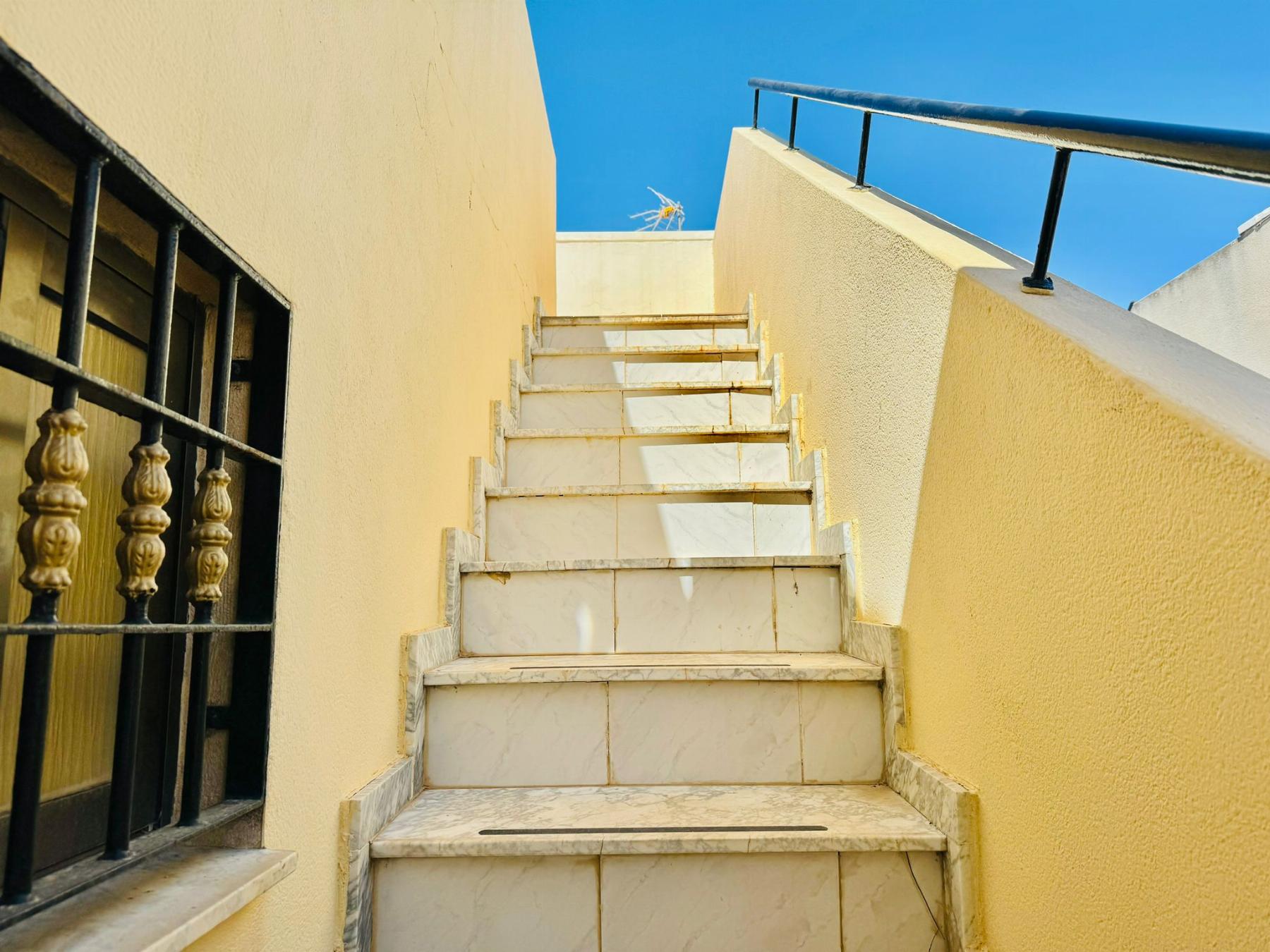 Myynti
 from
 kattohuoneisto
 sisään

 Torrevieja