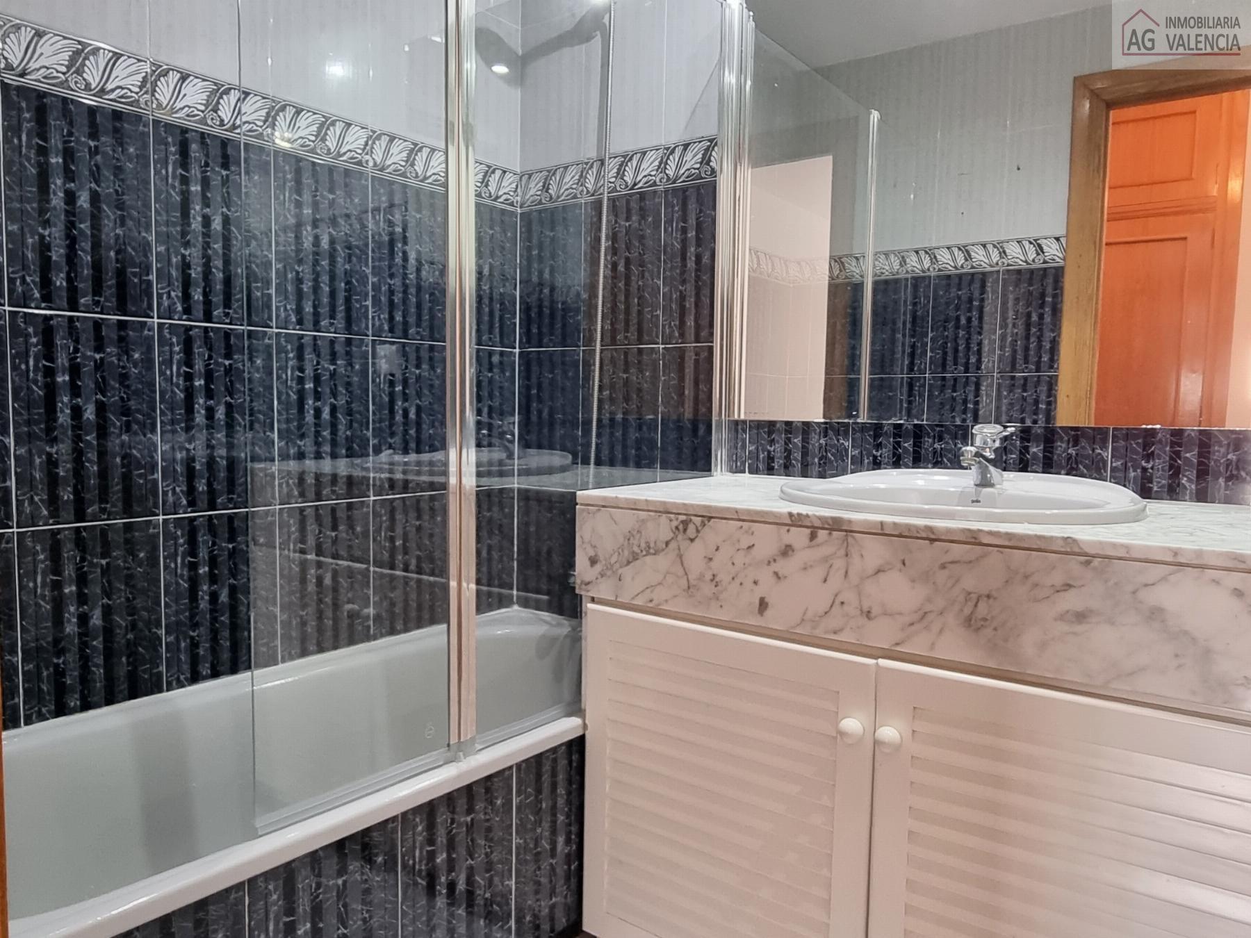 Suite bathroom