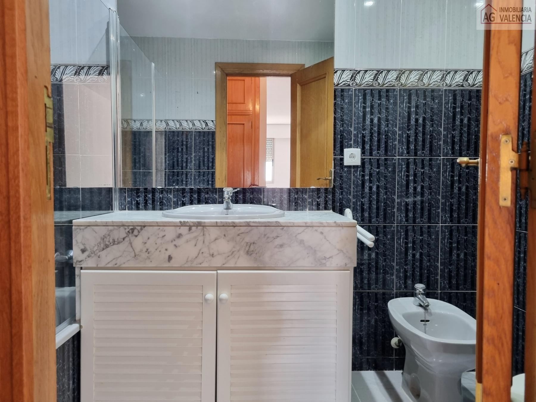 Suite bathroom