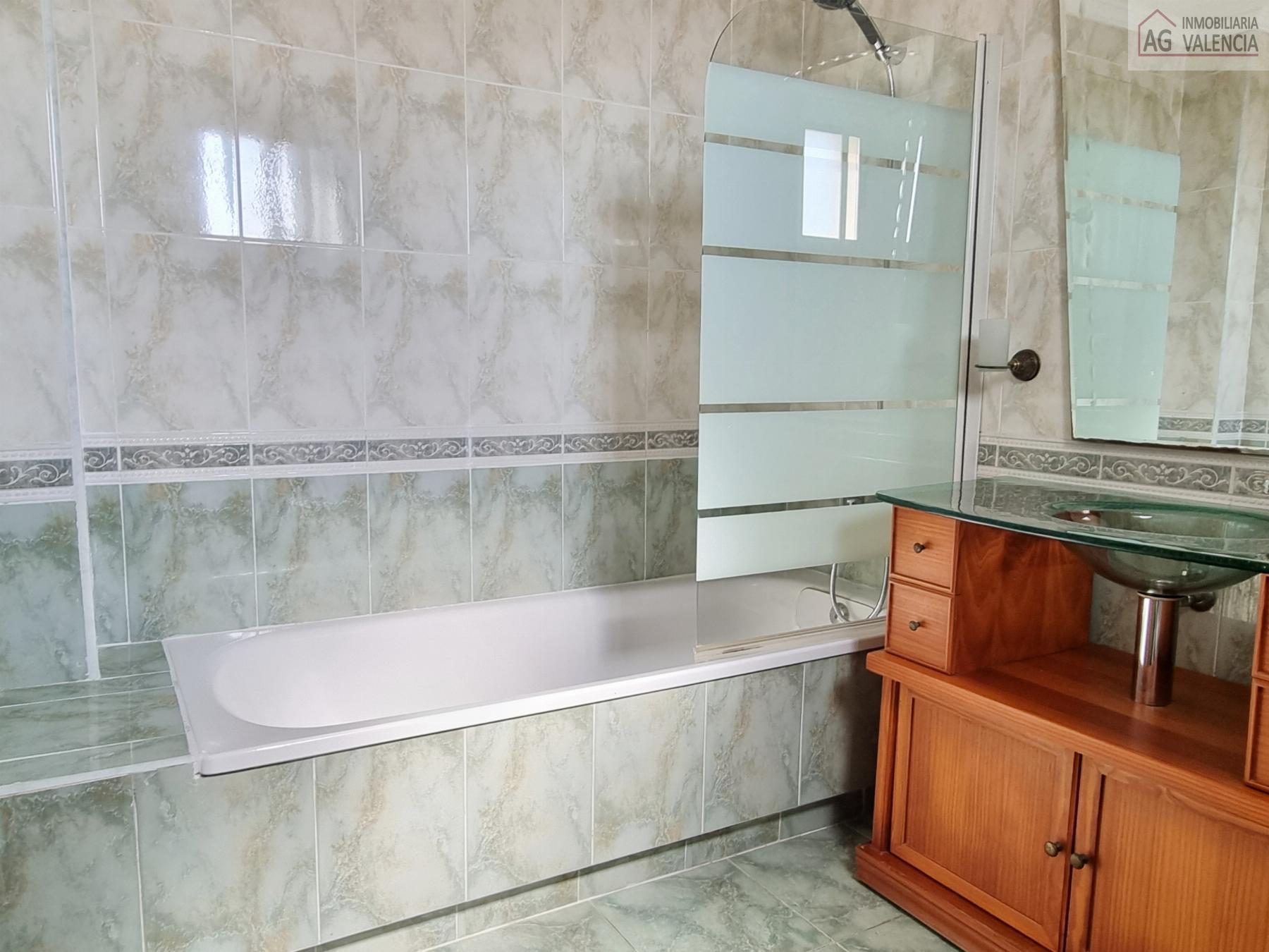 Suite bathroom