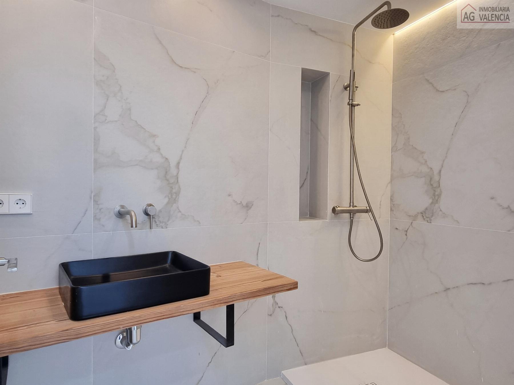 Suite bathroom