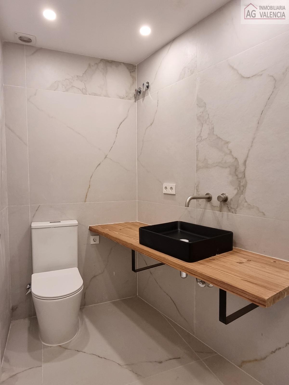 Suite bathroom