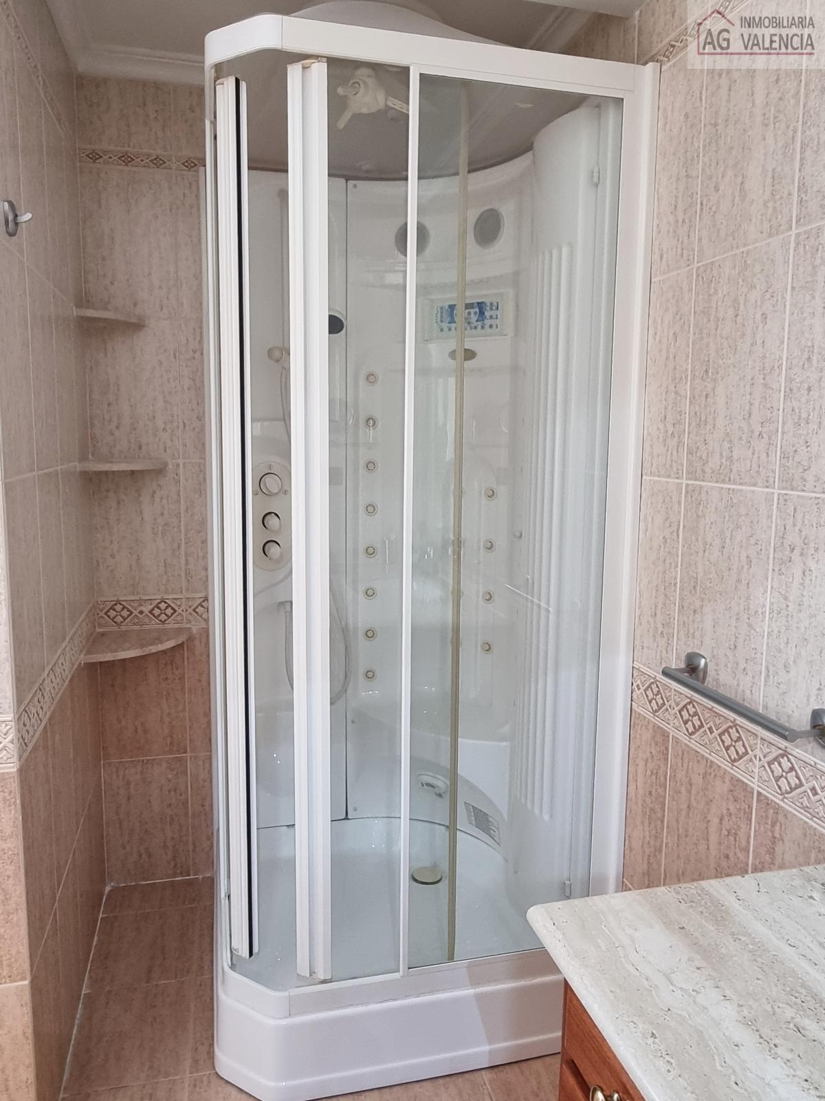 Suite bathroom