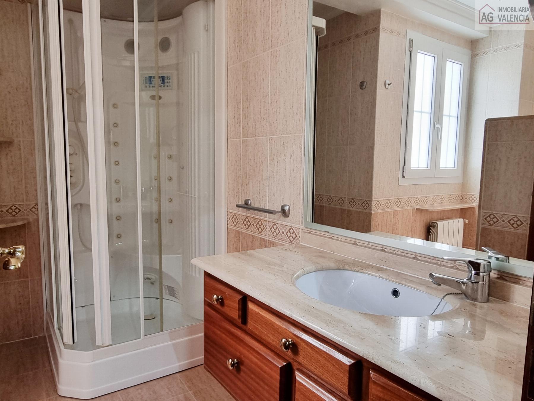 Suite bathroom