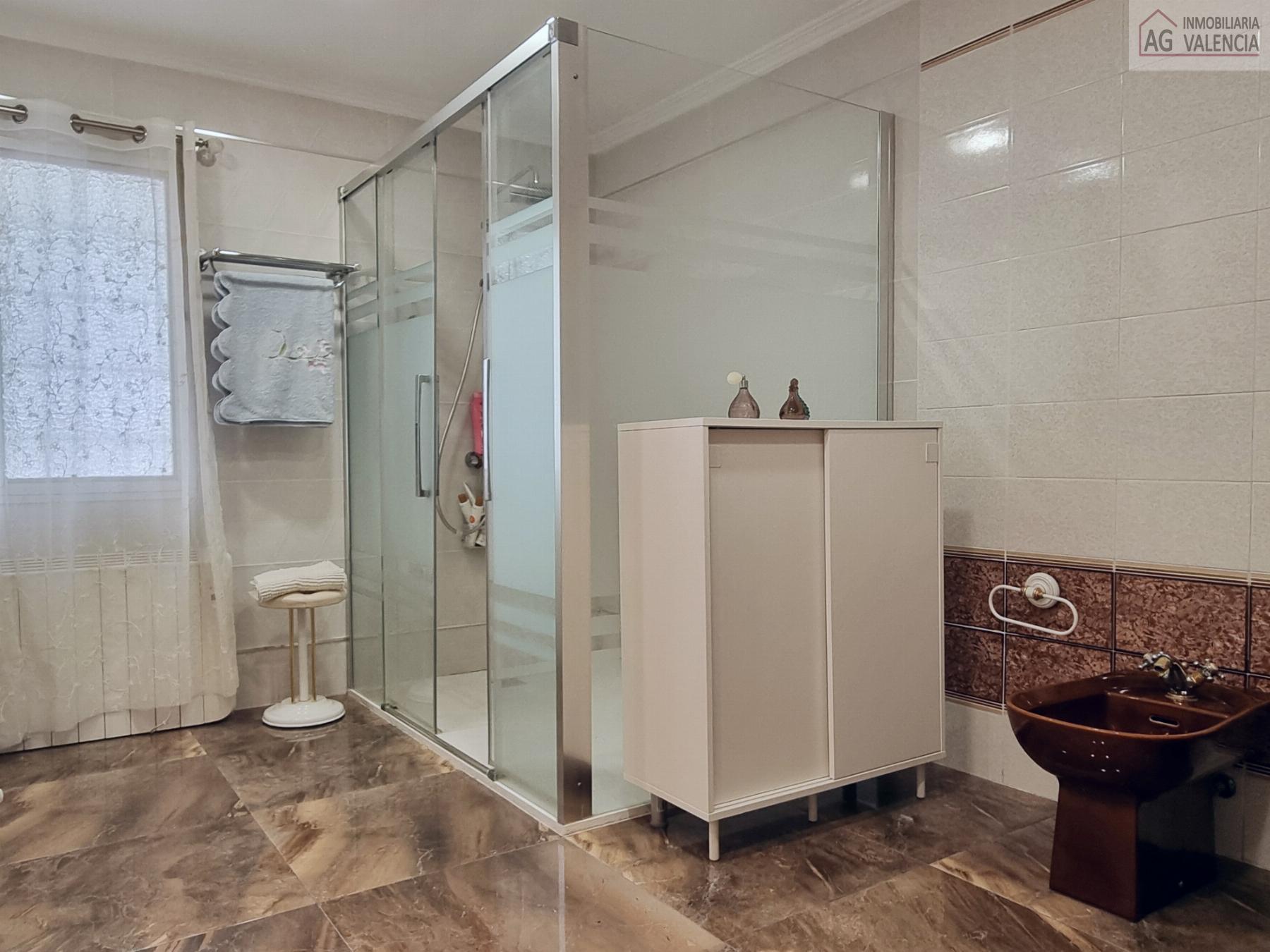 Suite bathroom