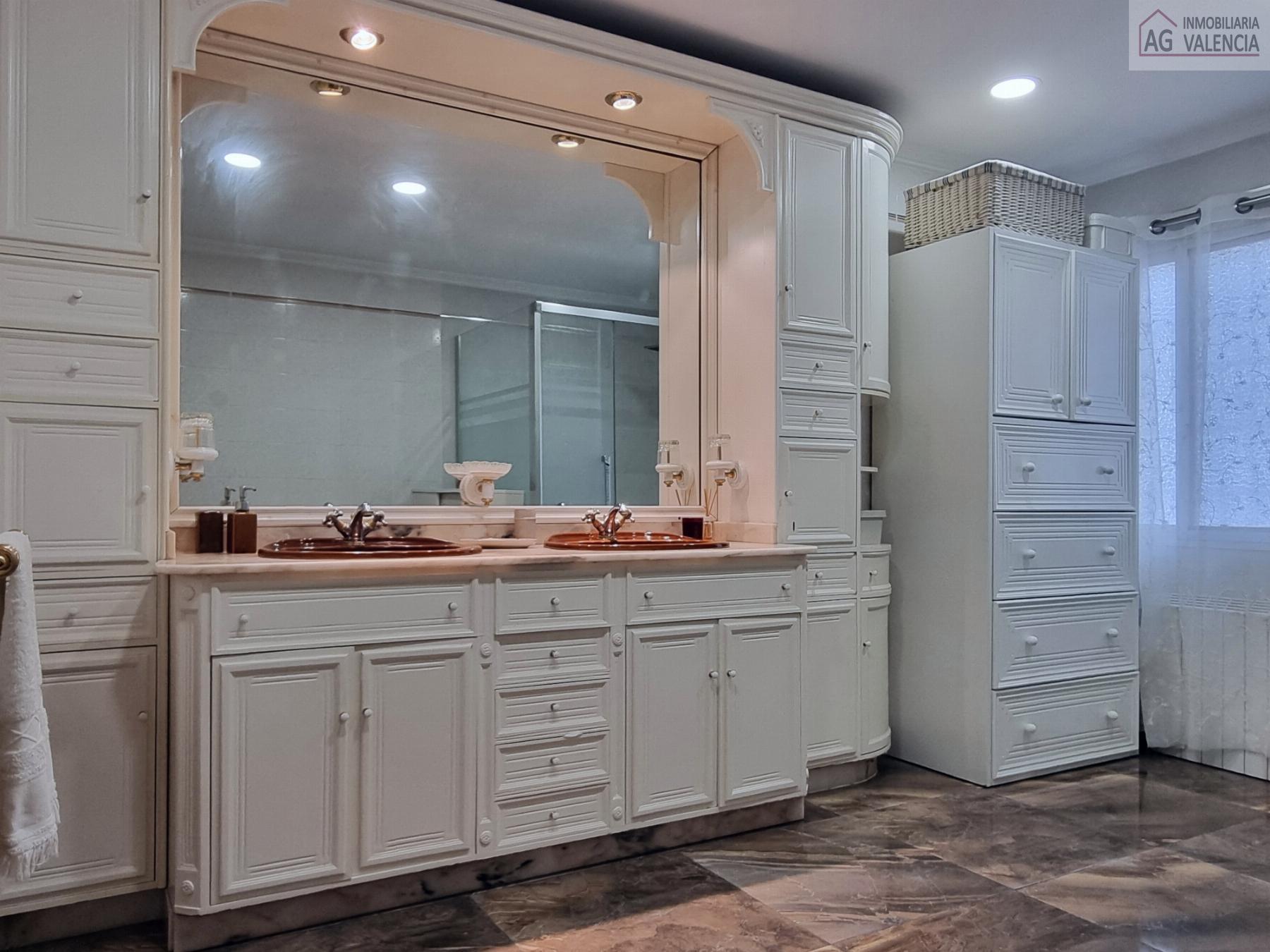 Suite bathroom