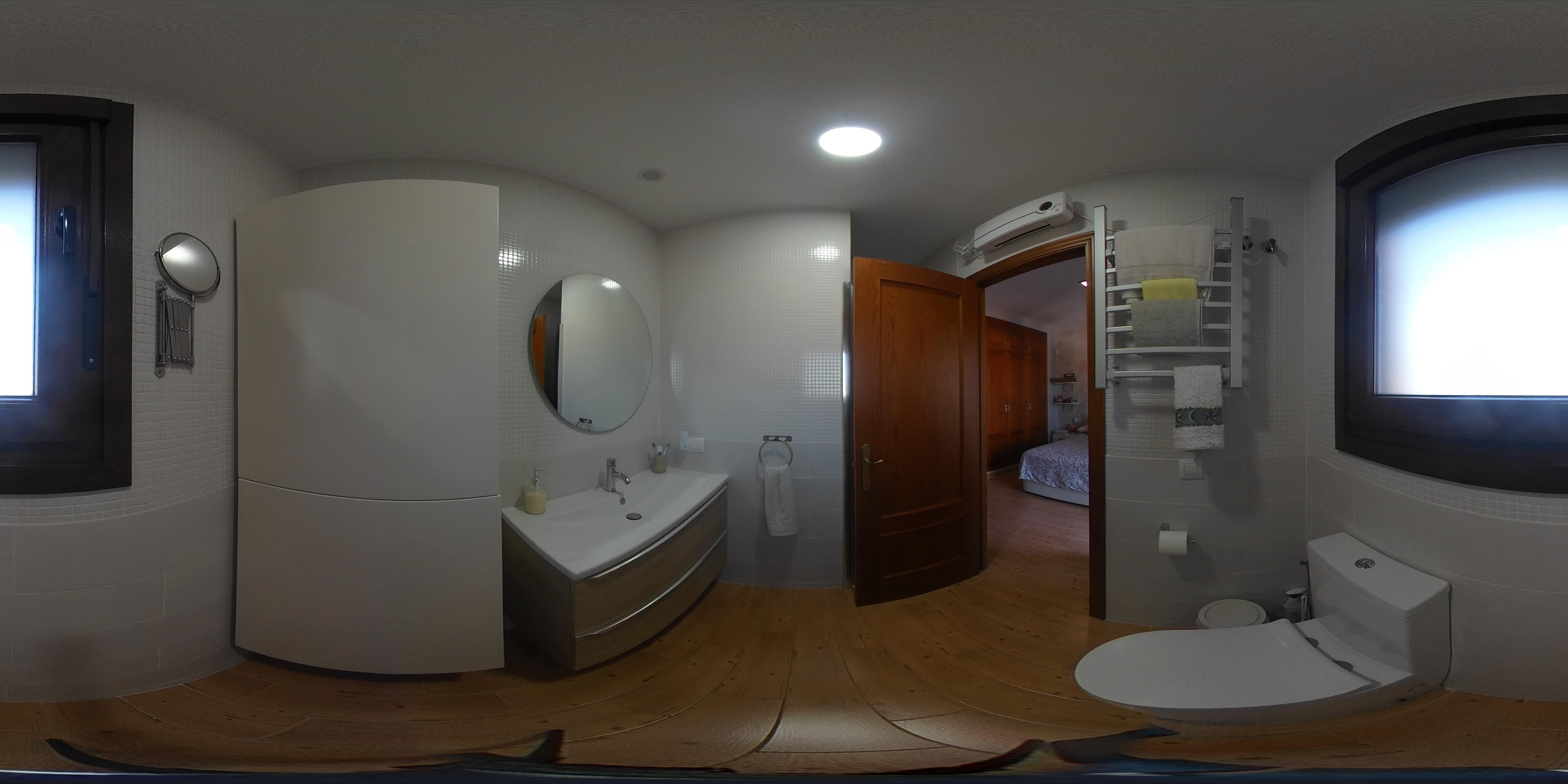 Suite bathroom