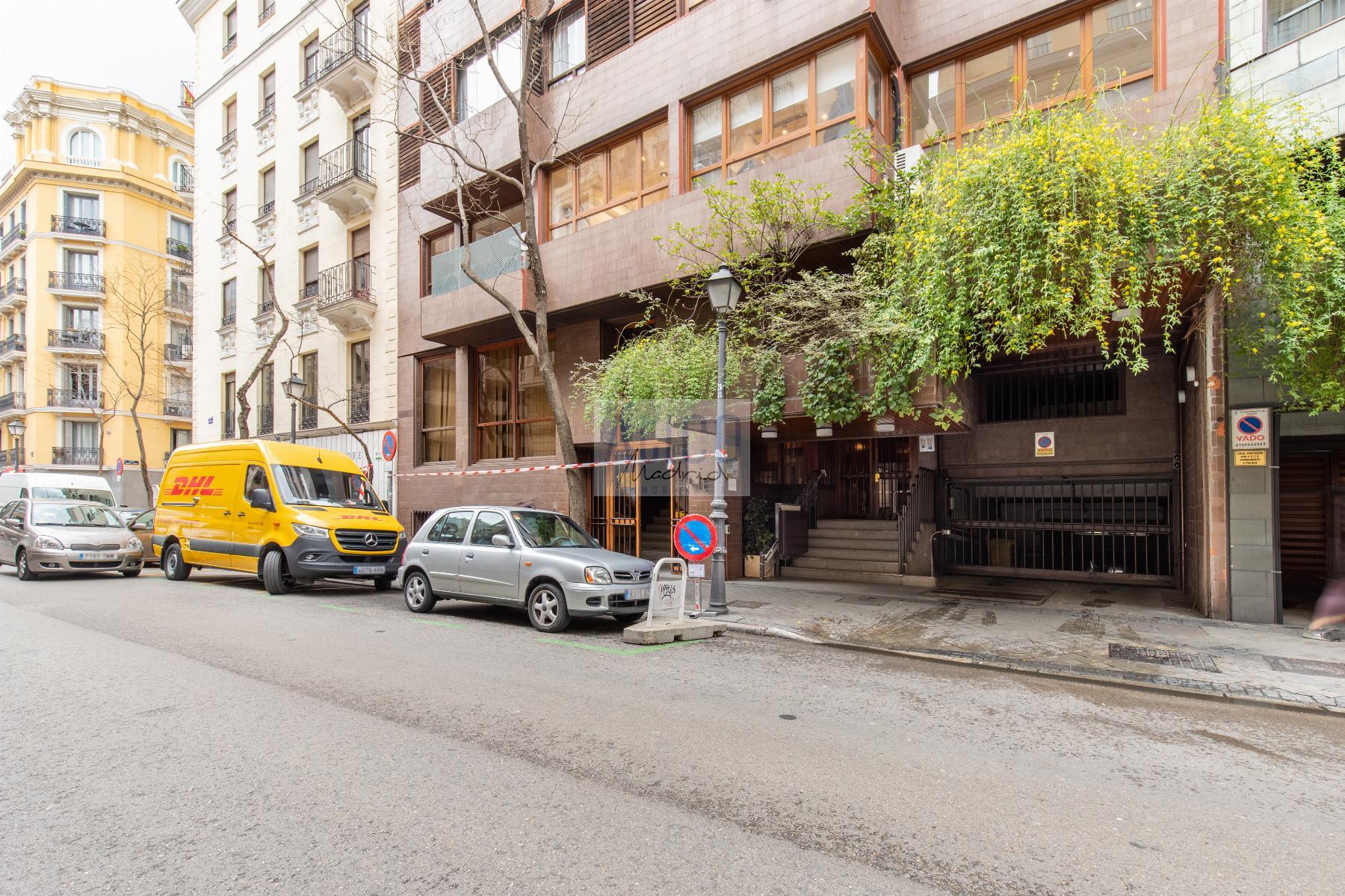 For sale of garage in Madrid