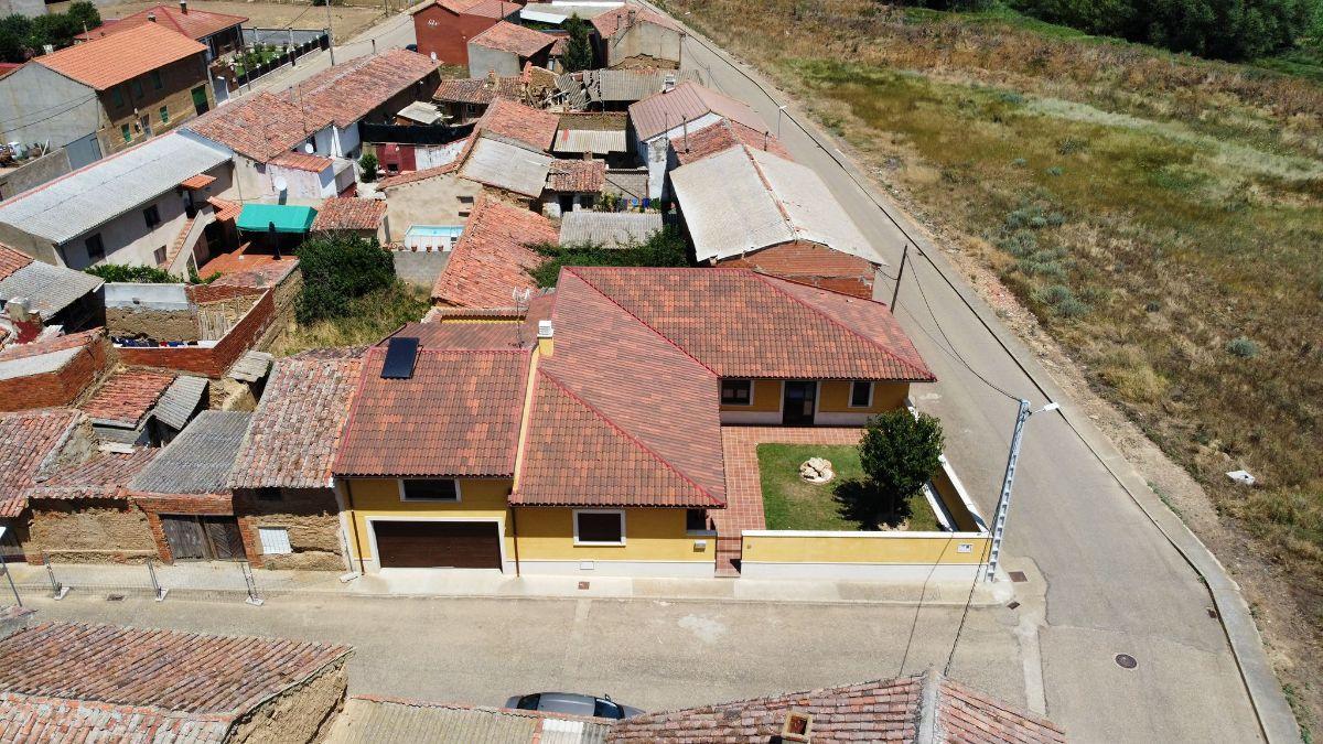 For sale of house in Valencia de Don Juan