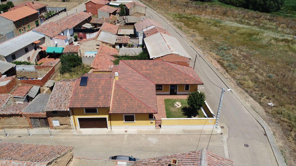 For sale of house in Valencia de Don Juan