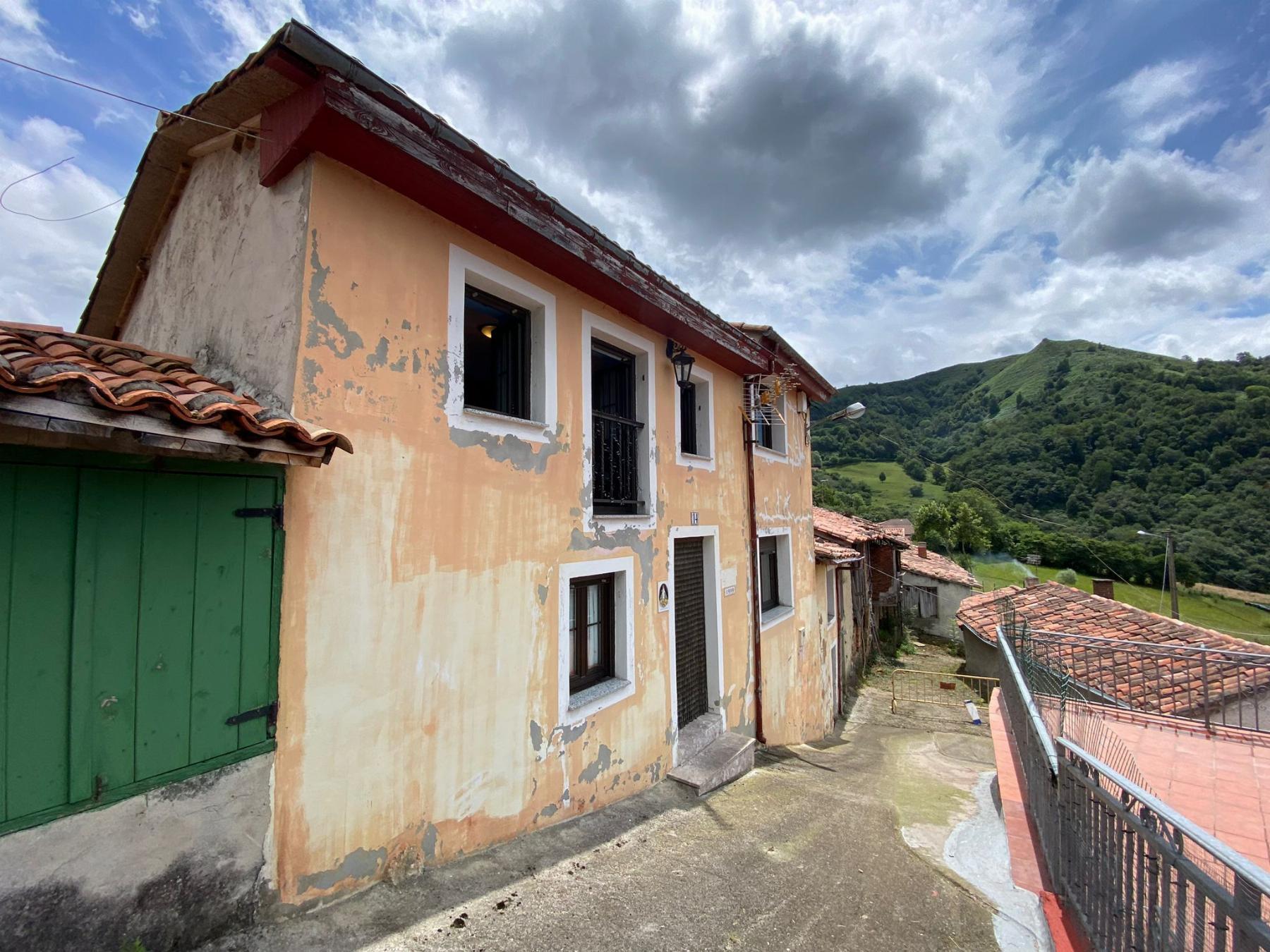 For sale of house in Bimenes