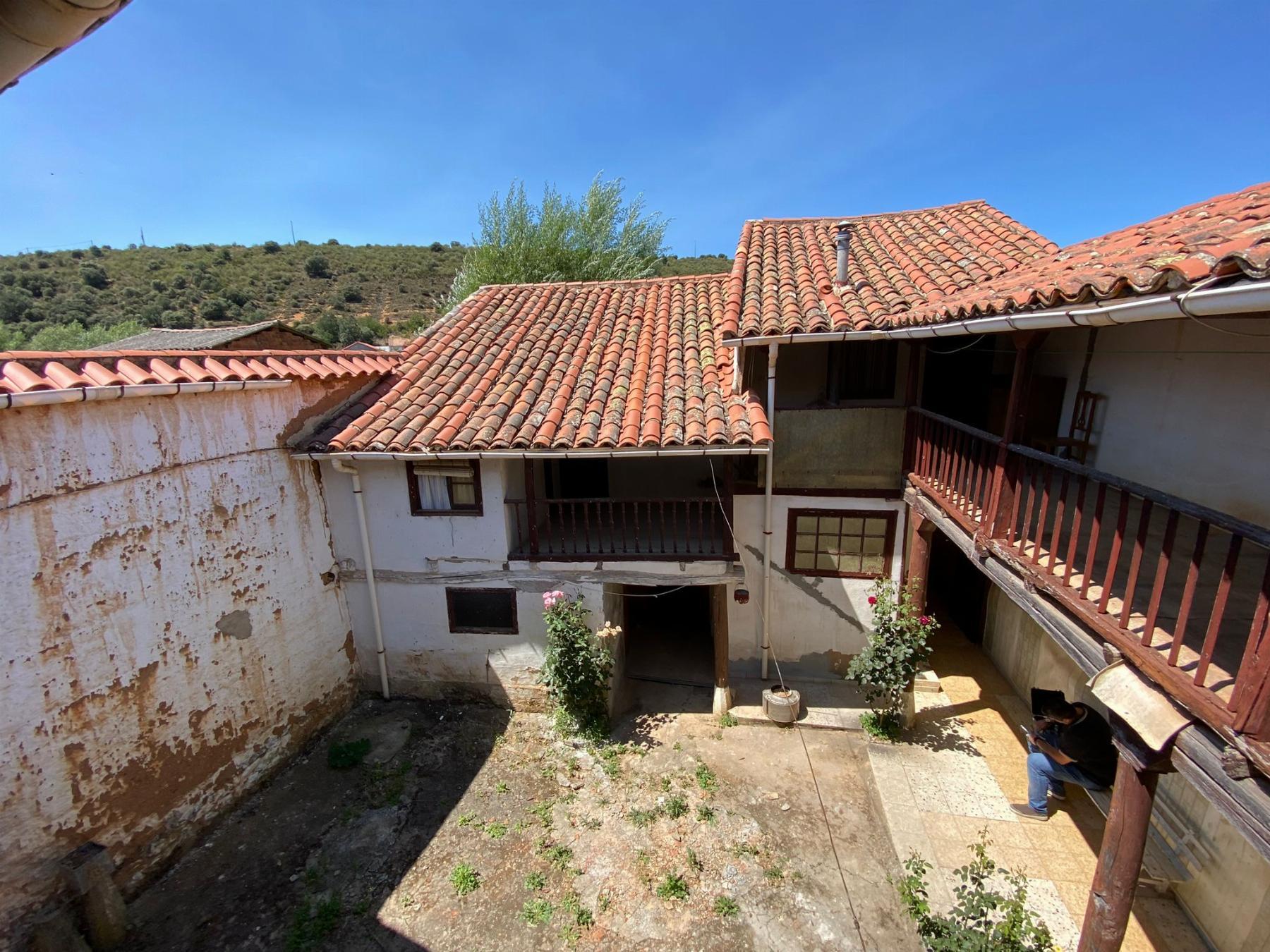 For sale of house in Magaz de Cepeda