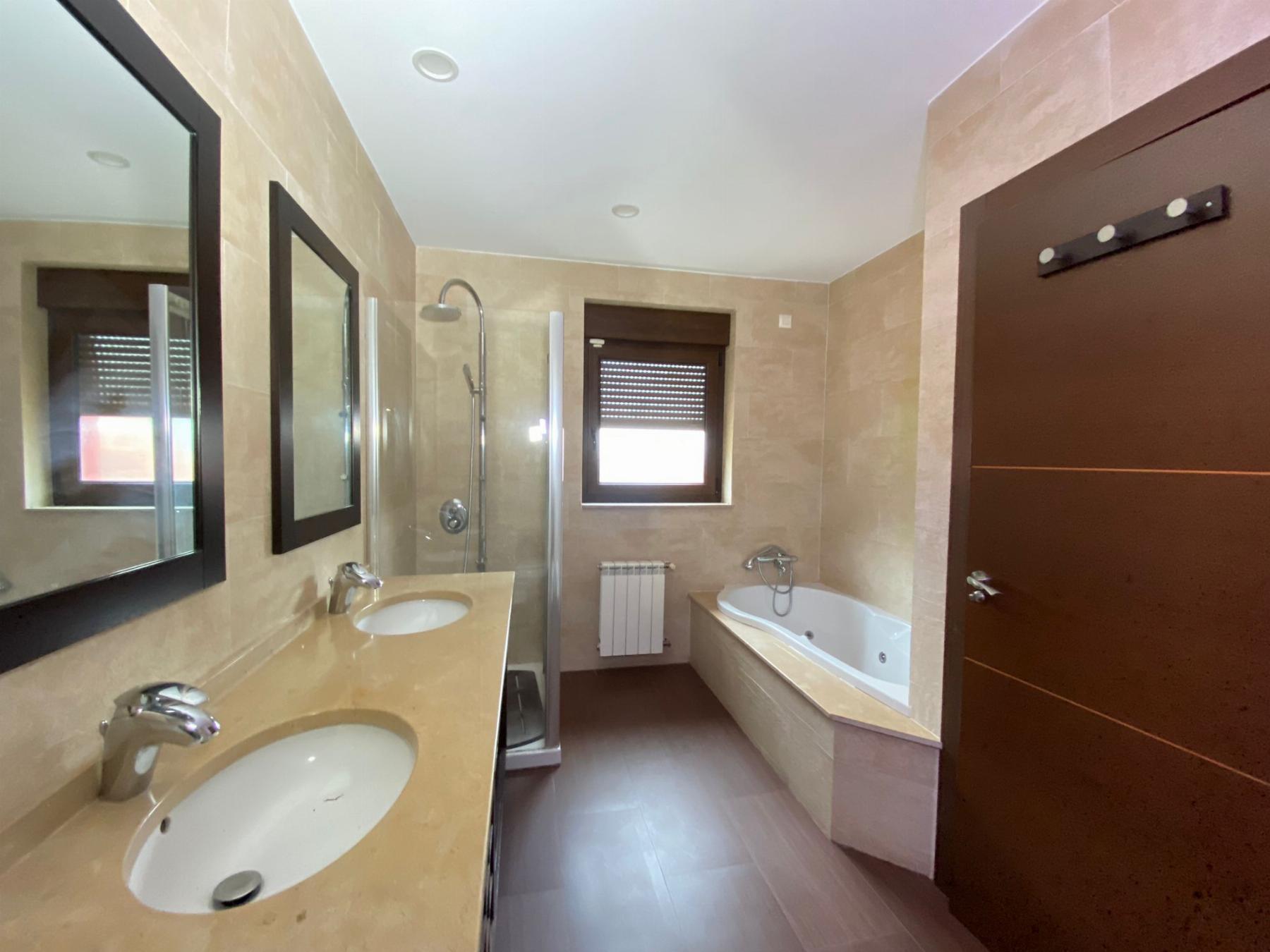 For sale of chalet in Oviedo