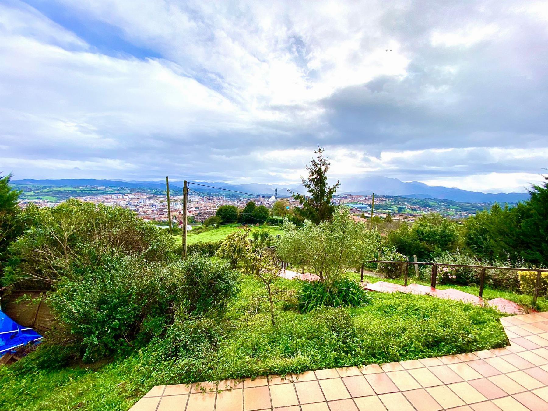 For sale of chalet in Oviedo