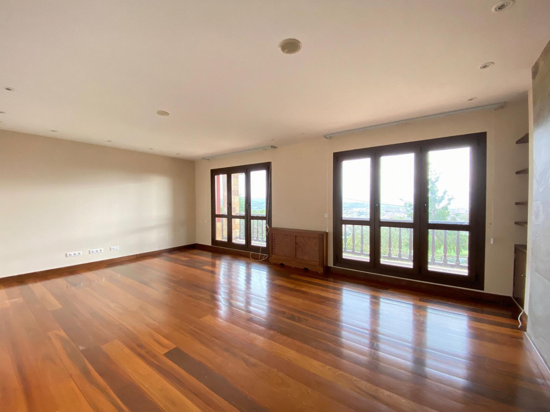 For sale of chalet in Oviedo