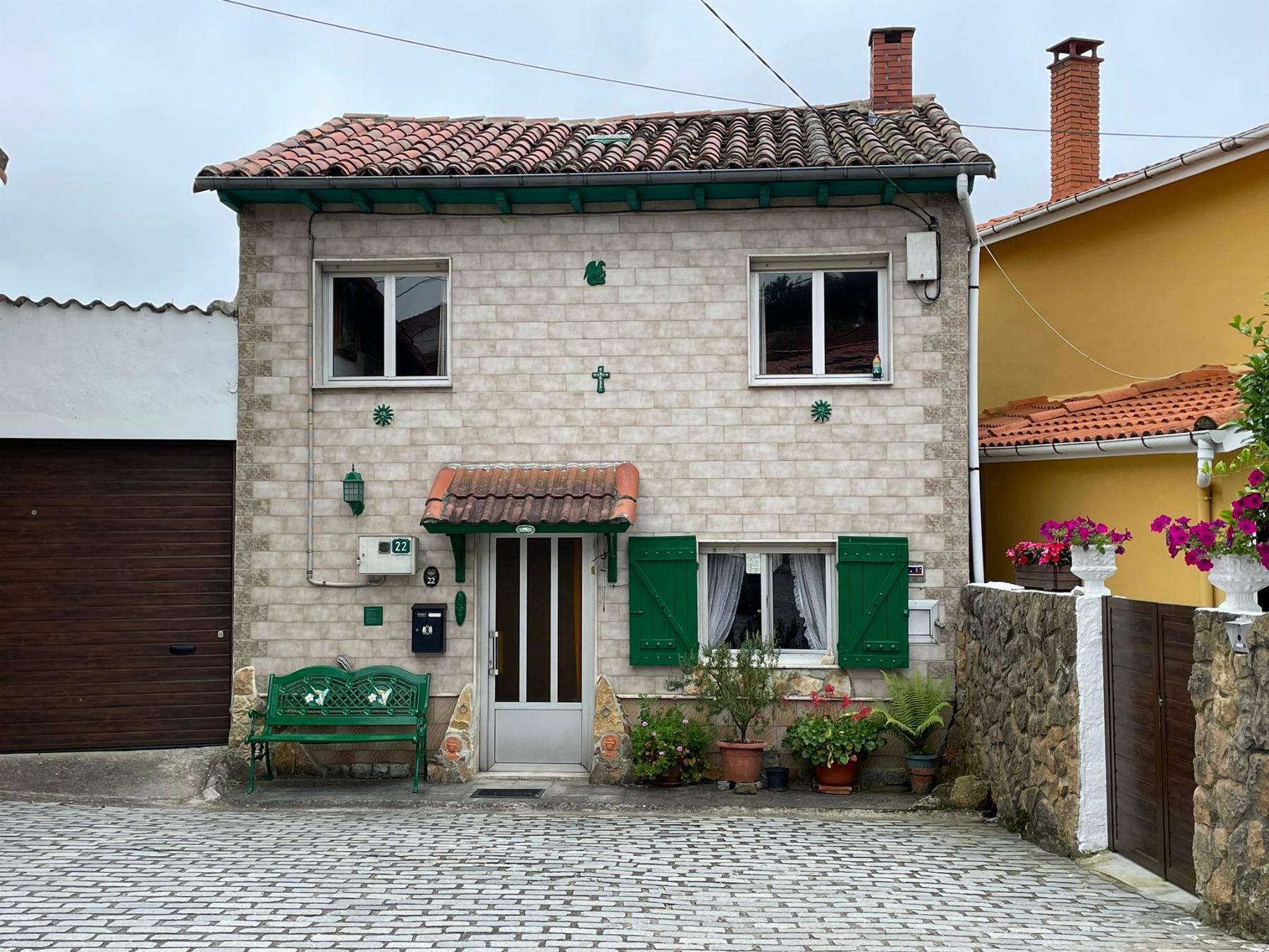 For sale of house in Bimenes