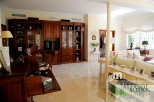 For sale of chalet in Tomares