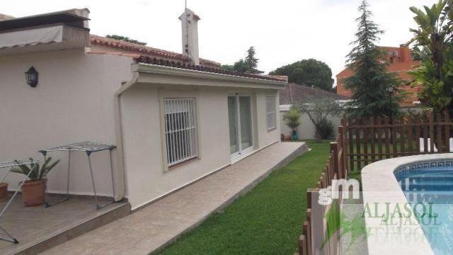 For sale of chalet in Tomares